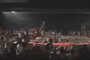 Seyircilerden g&uuml;reş&ccedil;iye 'sandalyeli' tepki