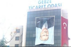 Ters asılan Atat&uuml;rk posteri krize neden oldu