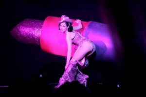 Striptiz yapmadan duramıyor!