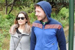 &Ccedil;i&ccedil;eği burnunda sevgililer