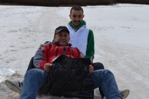 İlkbaharda kar k&uuml;rt&uuml;klerinde kayak keyfi