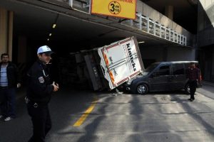 Havalimanında kaza ucuz atlatıldı