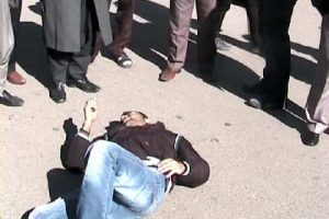 Kasksız s&uuml;r&uuml;c&uuml; ağır yaralandı