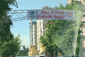 Tartışma yaratan fuhuş pankartı!