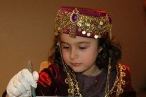 En k&uuml;&ccedil;&uuml;k ebru sanat&ccedil;ısı