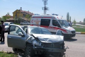Otomobil ile kamyonet &ccedil;arpıştı: 3 yaralı