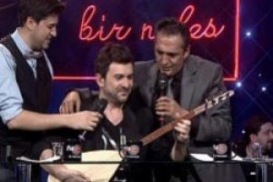 G&ouml;khan Tepe bağlama &ccedil;alıp t&uuml;rk&uuml; s&ouml;yledi