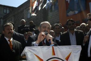 Bayraktar'ın arabasının &ouml;n&uuml;n&uuml; kesip &ccedil;ay ikram ettiler