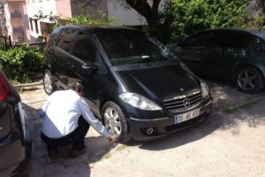 15 aracın lastiğini bı&ccedil;akla kestiler