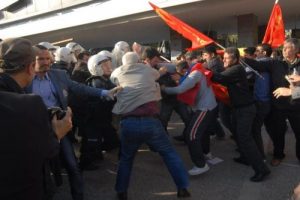 İzmir'de 's&ouml;zde soykırım' arbedesi