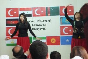 D&uuml;nya milletleri Akkaya'da buluştu