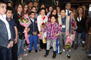 K&uuml;&ccedil;&uuml;k Başbakan  &ccedil;i&ccedil;eklerle karşılandı