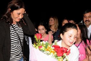 'Ağlayan Başbakan' &ccedil;i&ccedil;eklerle karşılandı