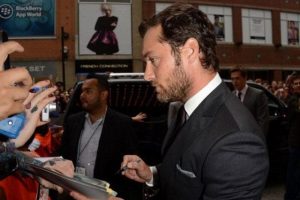 Jude Law k&uuml;rke el attı