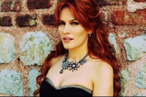 Ebru C&uuml;nd&uuml;beyoğlu şarkıcı oldu