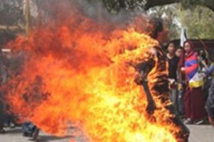 Tibetli 3 kişi kendini yaktı
