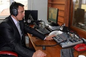 Polis radyosunda K&uuml;rt&ccedil;e yayın