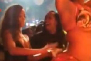 Rihanna striptizci kızlara para yağdırdı