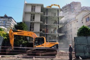 O apartman yıkılıyor