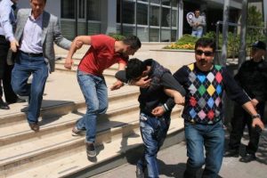 &Ccedil;aldıkları sigaraları başka markete satarken yakalandılar