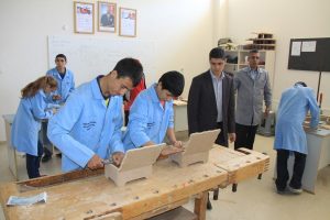 Zihinsel engelli &ouml;ğrenciler mobilya fabrikası gibi &uuml;retim yapıyor