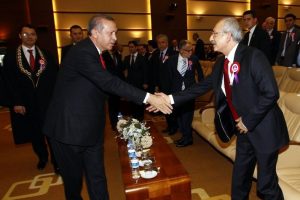 Erdoğan ve Kılı&ccedil;daroğlu'nun mesafeli tokalaşması