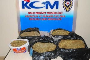 Otomobilde 23 kilo esrar, 2 g&ouml;zaltı