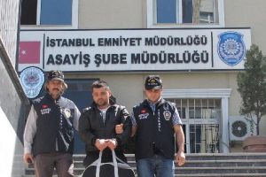 &Uuml;vey babasını &ouml;ld&uuml;r&uuml;p bavulunu topladı