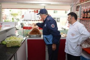 Zabıtadan &ccedil;iğ k&ouml;ftecilere denetim