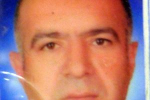 Evinin &ouml;n&uuml;nde bı&ccedil;aklanarak &ouml;ld&uuml;r&uuml;ld&uuml;