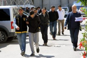Tartıştıkları bar sahibinin mekanını kurşunladılar