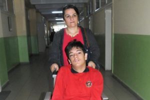 Oğluyla beraber &uuml;niversite okumak istiyor