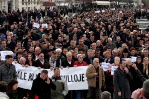 Kosova ayaklandı
