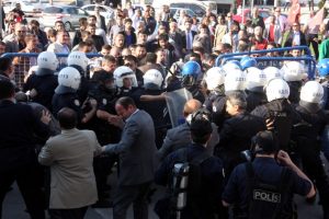Akil adamlar eylemine polis m&uuml;dahale etti