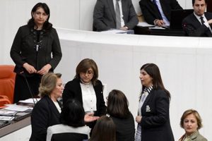 AK Parti'li kadın vekillerden Gen&ccedil;'e tepki