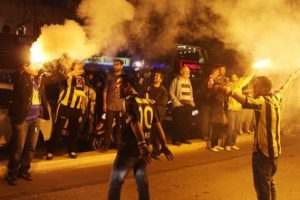 Fenerbah&ccedil;e taraftarları sokağa d&ouml;k&uuml;ld&uuml;