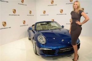 Sharapova, Porsche i&ccedil;in g&uuml;l&uuml;mseyecek