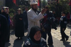 Kırgızlar T&uuml;rk &ccedil;ocukları ile kucaklaştı