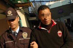 Kendini bı&ccedil;aklayan kocasını hapisten kurtardı
