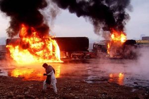 Afganistan'da otob&uuml;s yanan kamyona &ccedil;arptı