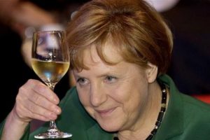 Merkel her şeyi g&ouml;zler &ouml;n&uuml;ne serdi