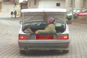 Otomobil bagajında tehlikeli yolculuk