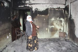 Evi yanan yaşlı kadın yardım bekliyor