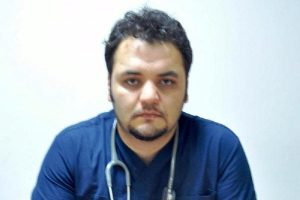 Şifa bulmaya geldi doktora saldırdı