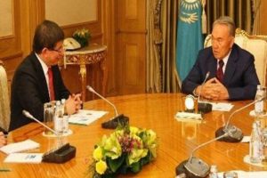 Nazarbayev, Davutoğlu'nu kabul etti
