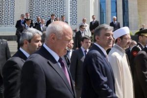 G&uuml;l Cuma Namazı'nı yeni yaptırılan camide kıldı