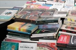 Polisten korsan kitap operasyonu