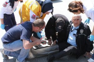 Hırsız, polisin bacağını kırdı