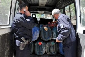 Polisten ka&ccedil;ak akaryakıt operasyonu