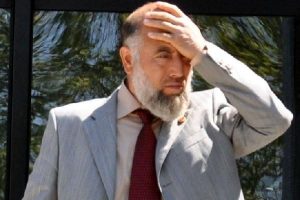 Annesi &ouml;ld&uuml; o maaşını almaya devam etti